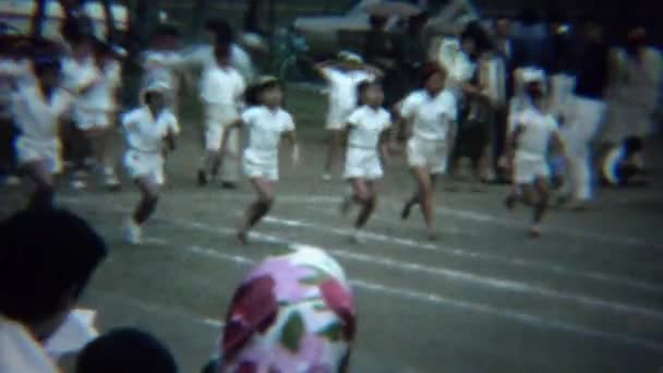 Školačky na závod nohy běží na trať — Stock video