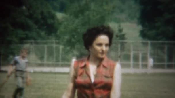 Femme marche dans le parc — Video