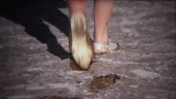 Vrouw in schoenen lopen door dikke modder — Stockvideo