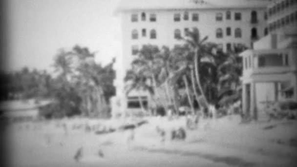Moana Surfrider beach hotel with tourists — Stock Video