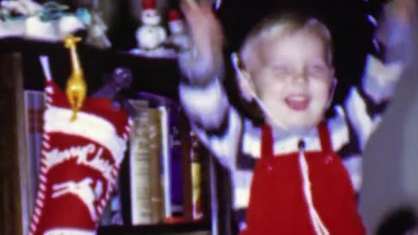 Niño tambor palos en la mañana de Navidad — Vídeo de stock