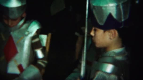 Żołnierz Rycerzy chłopiec stukanie Łopatka miecza. — Wideo stockowe