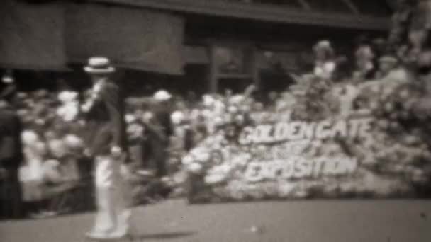 WW2 zwycięstwa kwiaty pokryte parada float — Wideo stockowe