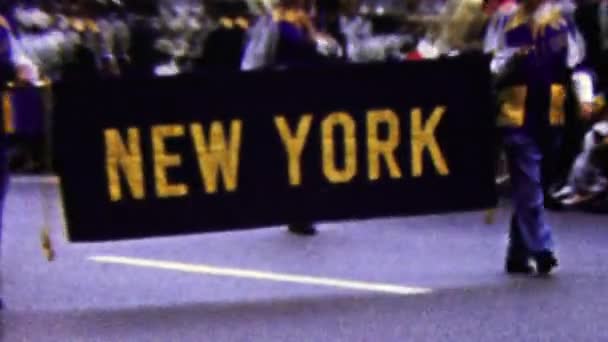 Des hommes tenant une pancarte New York — Video
