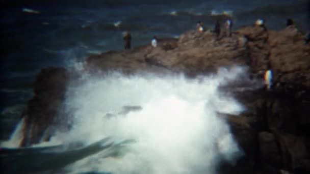 Wave crashes on rocky shoreline — Stock Video