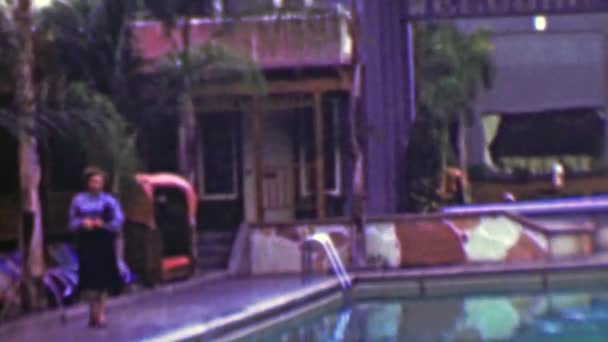 Женщина осматривает бассейн отеля — стоковое видео