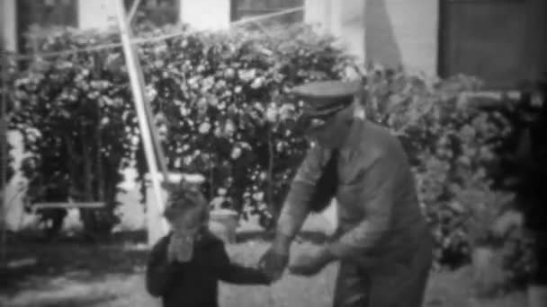 Veterano de la Primera Guerra Mundial con nietas de la mano — Vídeo de stock