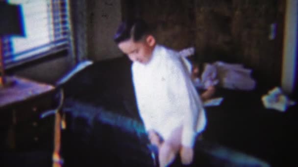 Niño vistiendo pantalones navales en dormitorio de los niños — Vídeo de stock
