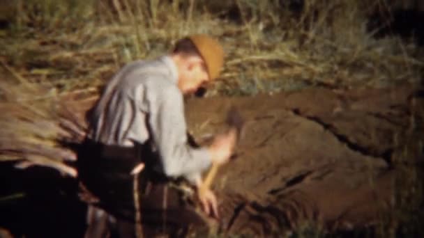Ο άνθρωπος ρύθμιση κυνήγι τυφλή σκηνή camping — Αρχείο Βίντεο