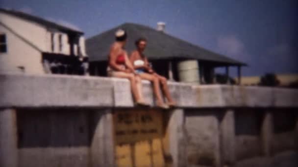 Mujeres sentadas en el muelle — Vídeos de Stock