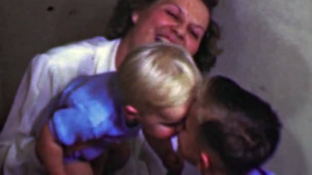 Mom enjoys kid brothers kissing — Stock Video