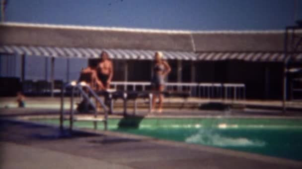 Familjen trampolinen swimmingpool — Stockvideo