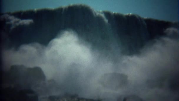 Cascada de cascada ancha intensa desde abajo — Vídeos de Stock