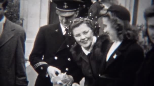 Στρατιώτης άνοιγμα δώρο για ανδρείος υπηρεσία κατά τη διάρκεια του πολέμου — Αρχείο Βίντεο