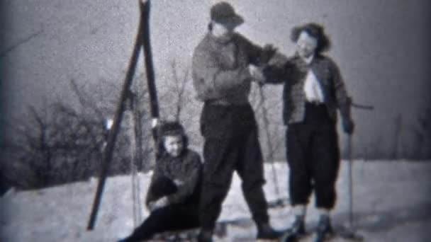 Man jurken vrouw voor 1ste skiën — Stockvideo