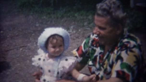 Opa mit modischen Baby-Mädchen — Stockvideo