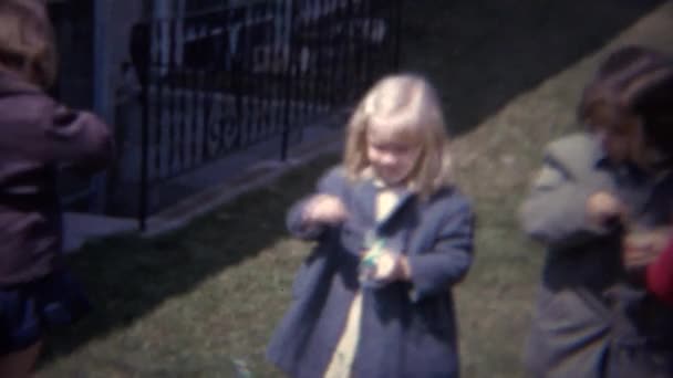 Дівчата мильні бульбашки у дворі — стокове відео
