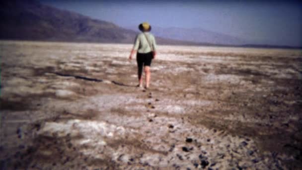 Femme marchant sur un lac sec — Video