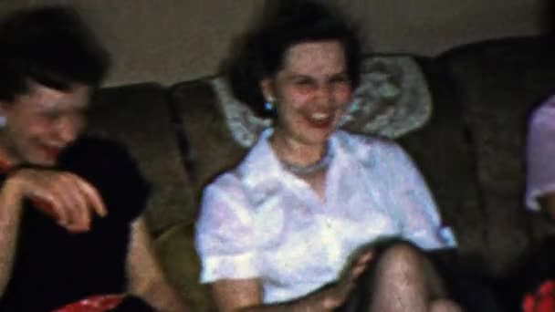 Saudari tertawa di sofa — Stok Video