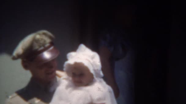 Herói militar segurando bebê recém-nascido — Vídeo de Stock