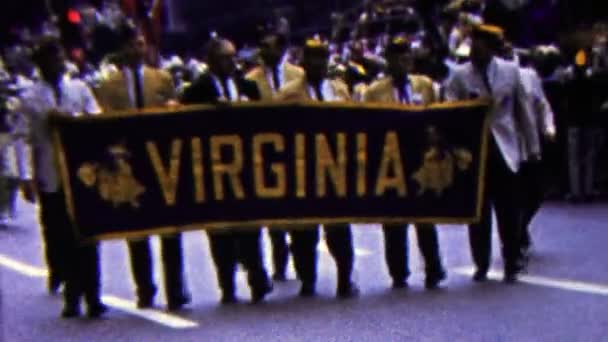 Мужчины с табличкой Вирджинии на параде — стоковое видео