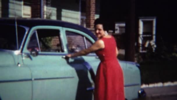 Mujer conduce coche clásico verde azulado — Vídeos de Stock