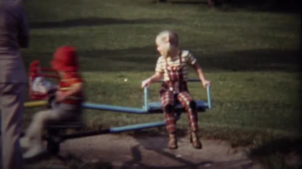 Dzieci jeździć na karuzeli — Wideo stockowe
