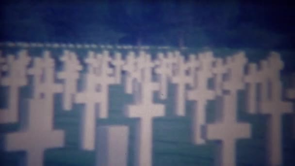 Cruz lápidas marcadores cementerio — Vídeo de stock