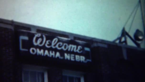 Добро пожаловать Омаха Небраска знак на промышленное здание — стоковое видео