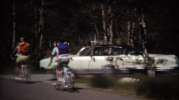 Familia paseo en bicicleta final — Vídeo de stock