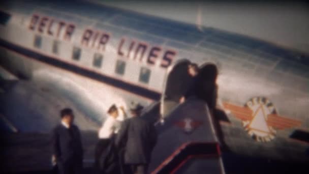 Adam girerek Delta Airlines uçak — Stok video