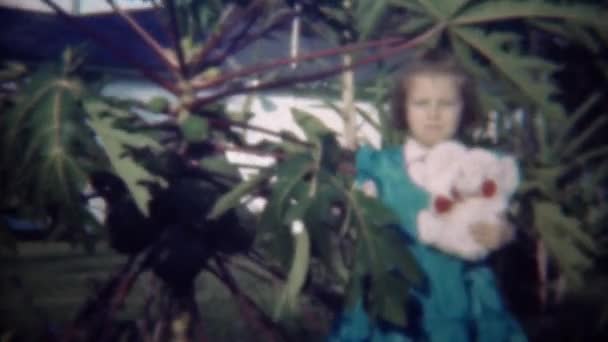 Meisje bij familie papaya boom in de achtertuin — Stockvideo