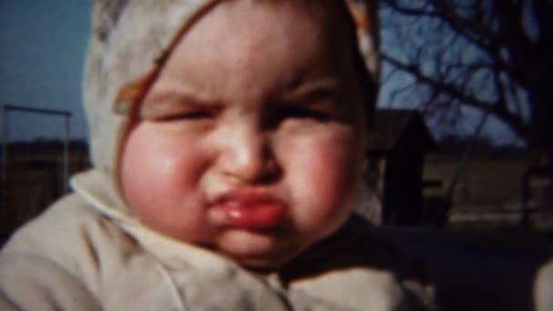 Knubbiga belagd baby stirrar starkt — Stockvideo