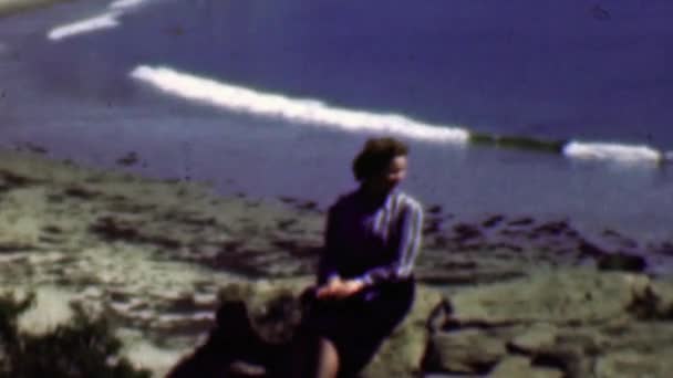 Femme reposant sur le bord de la plage — Video