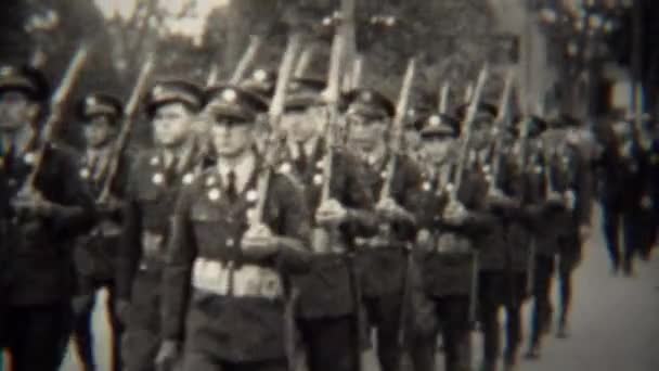 Soldados militares marchando com rifles no desfile da cidade — Vídeo de Stock