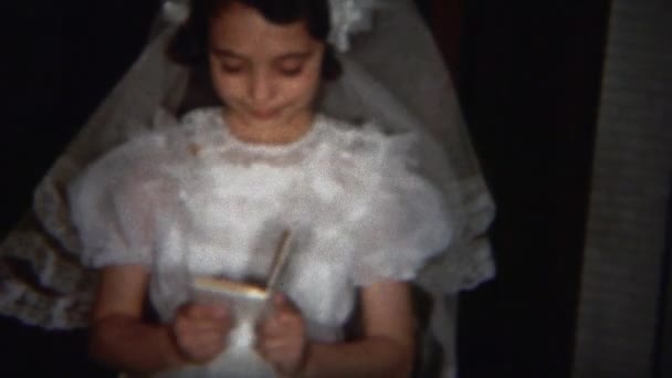 卑微的女孩阅读圣经 — 图库视频影像