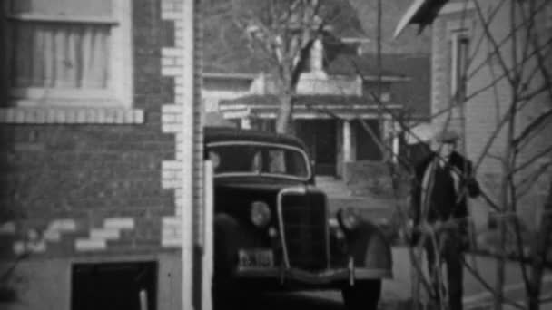 Пара виходи Лінкольн автомобіля — стокове відео