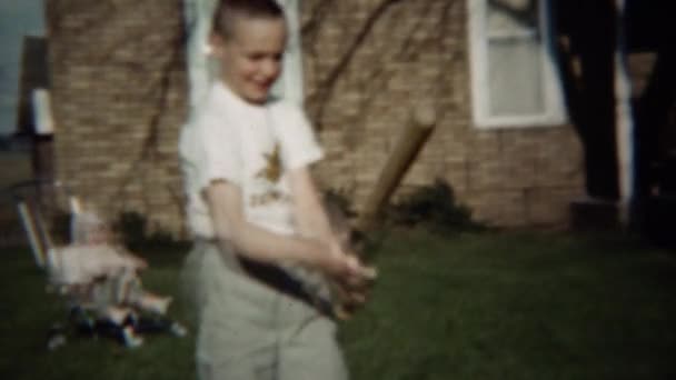 Chlapec houpačky baseballovou pálkou před domem — Stock video