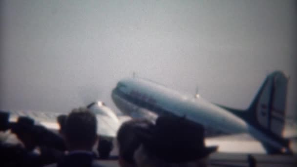 Des gens attendent pour monter à bord d'un avion à l'extérieur — Video