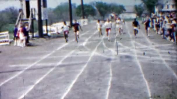 Çocuklar üzerinde çalışan son yarış izlemek — Stok video