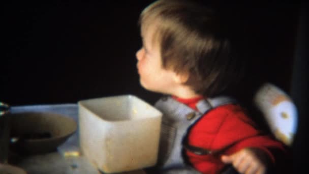 Pojken äter spannmål från skål — Stockvideo