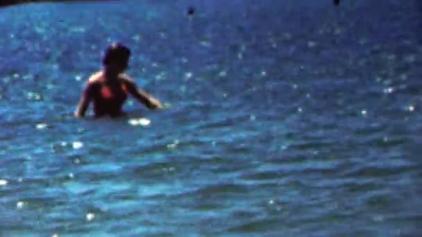 Γυναίκα wading στο νερό βαθύ ωκεανό — Αρχείο Βίντεο