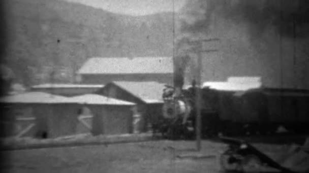 Tren locomotora pasando ciudad de montaña — Vídeo de stock