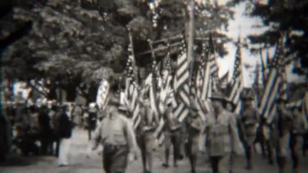 Patriótico EUA bandeira desfile para baixo cidade mainstreet — Vídeo de Stock