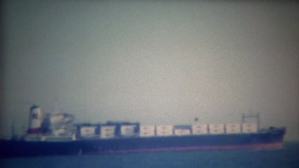Containerschip rubriek uit aan oceaanwater — Stockvideo