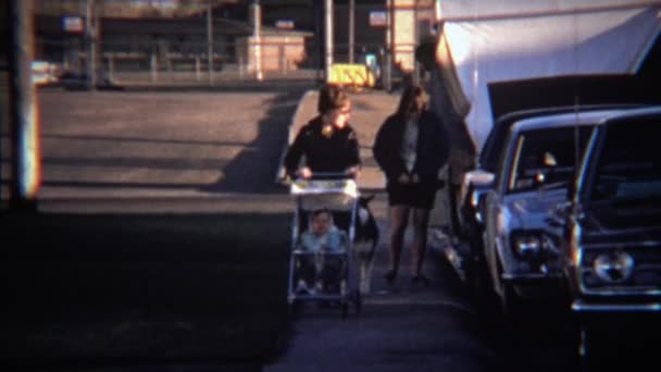 Mütter schieben Kinderwagen — Stockvideo