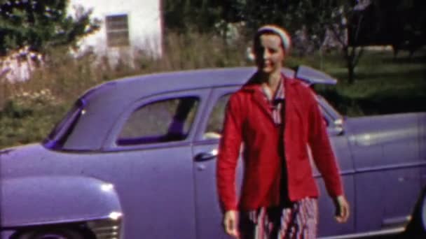 Mujer segura cerca de paseo en coche clásico — Vídeos de Stock