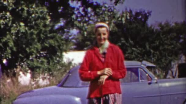 Femme confiante près de voiture classique flâner — Video