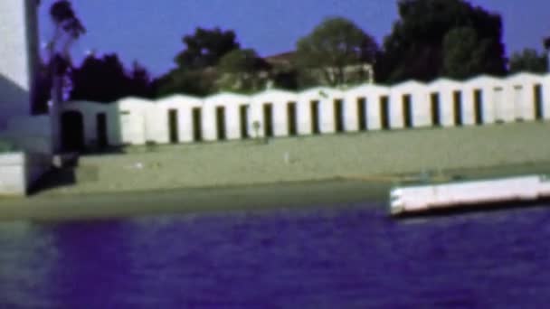 Boot flussaufwärts an Gebäude vorbeigefahren — Stockvideo