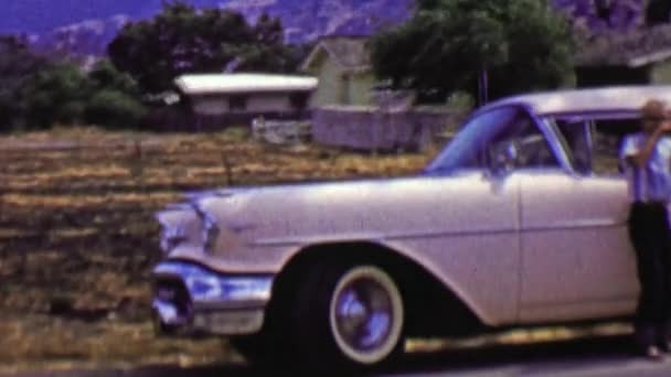 Cadillac coche carretera parada con niño celebra — Vídeos de Stock